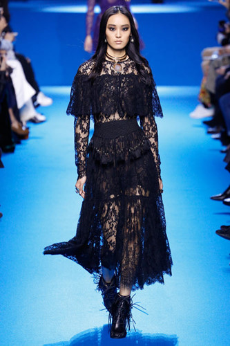 Còn với thiên tài thiết kế Elie Saab, dù ren hay bèo nhún đều có thể toát lên nét mạnh mẽ, góc cạnh.  