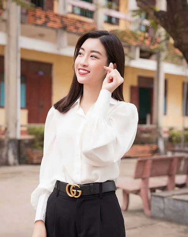 Mẫu áo từng được các mẹ, các chị yêu thích ở những năm 80 - 90 'hồi sinh' khiến phái đẹp ngẩn ngơ. Đỗ Mỹ Linh phối Shbet999 com đăng nhập theo đúng mốt cổ điển với kiểu áo tay phồng và quần âu lưng cao.    
