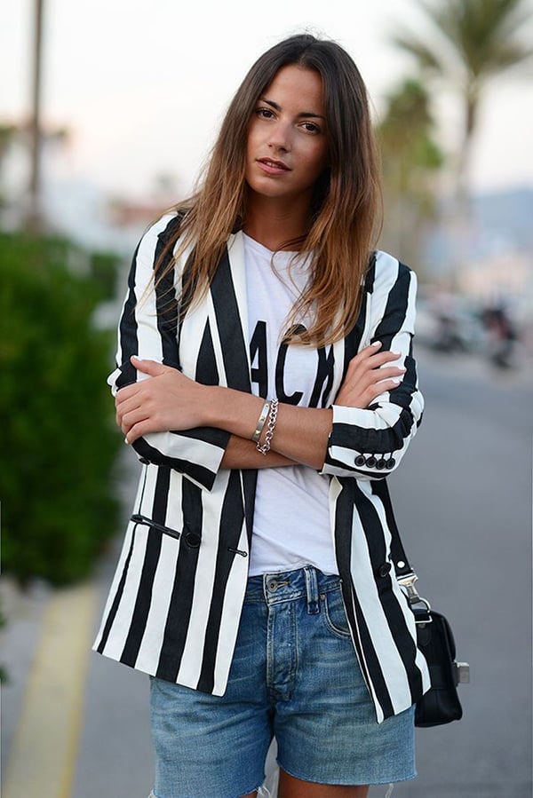 Trong không khí chuyển mùa, mẫu áo blazer trang trí sọc dọc, sọc ngang được nhiều fashionista tích cực lăng xê.    
