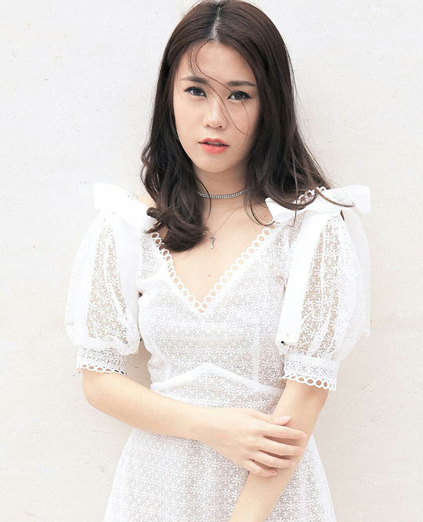 MC Ngọc Thảo nhẹ nhàng cùng váy xuyên thấu đi kèm chi tiết tay bồng điệu đà.    