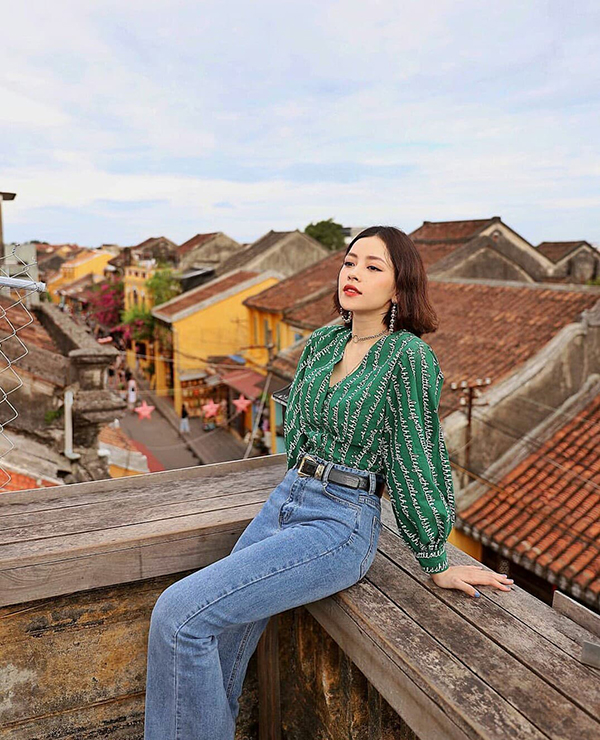 Chi Pu nhanh chóng 'tậu' các kiểu áo hợp xu hướng để tạo điểm nhấn cho phong cách street style.    