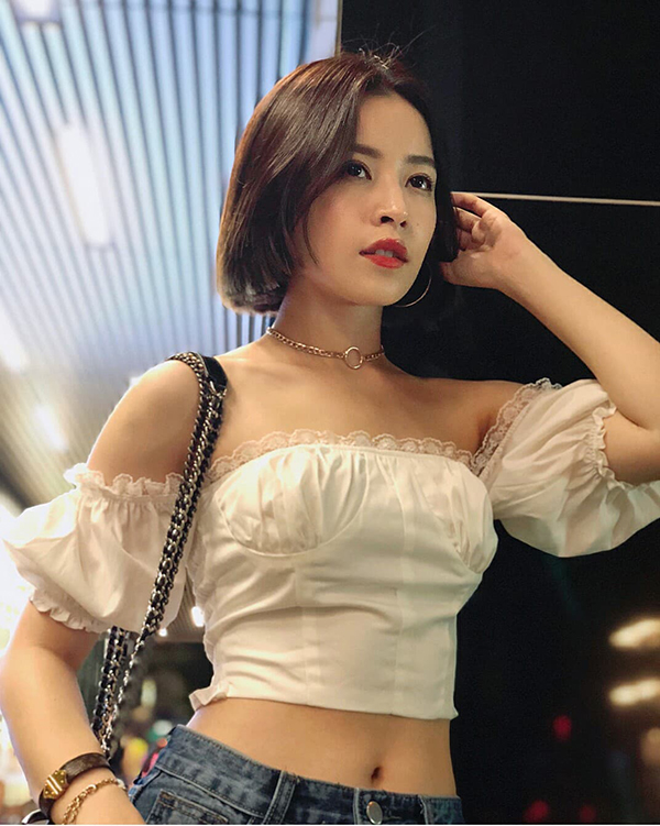 Bên cạnh các kiểu sơ mi đậm phong cách vintage, các mẫu áo tay phồng trễ vai là kiểu mốt thịnh hành ở mùa thời trang 2018.    