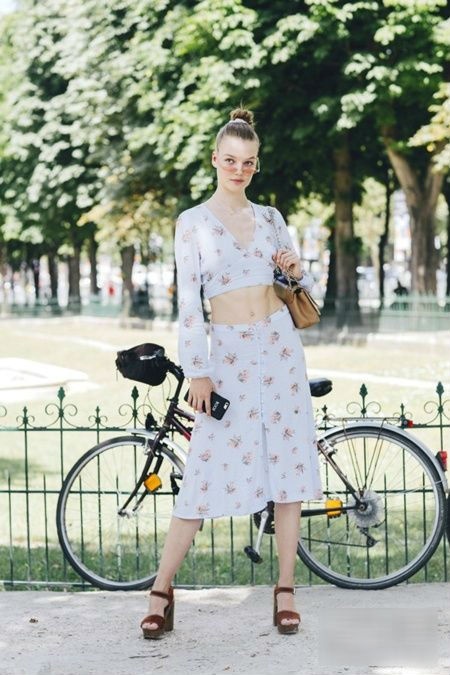 Áo crop top cổ V và quần ống rộng tông xuyệt tông là set đồ hoàn hảo vừa cải thiện chiều cao vừa cho gương mặt thanh thoát hơn.    