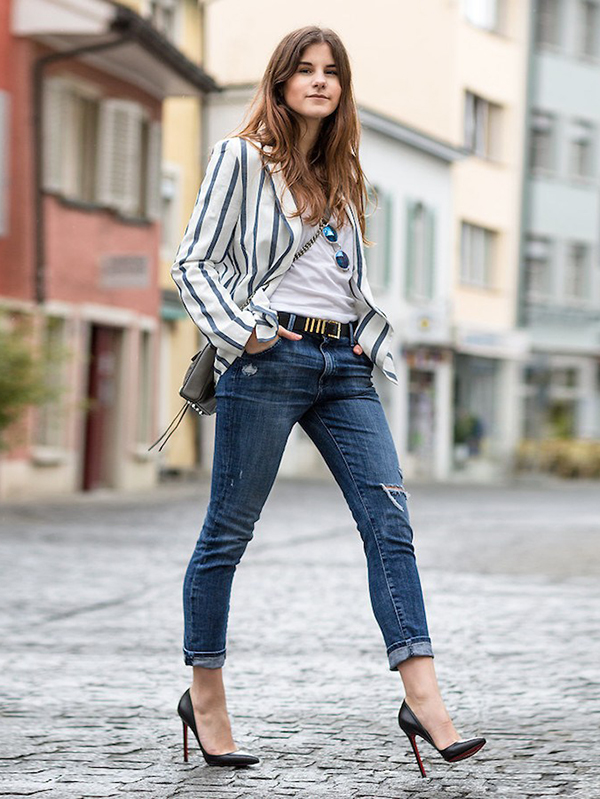 Set đồ dành cho nàng công sở hiện đại với balzer kẻ sọc trắng đen, jeans ống côn, sơ mi trắng và giày cao gót.    