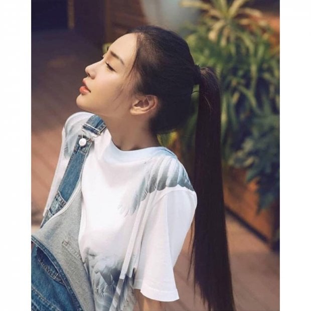 Không ngần ngại thử item yếm jean phối cùng áo thun, nhìn Angela Baby thế này chẳng khác gì một nữ sinh trung học.  