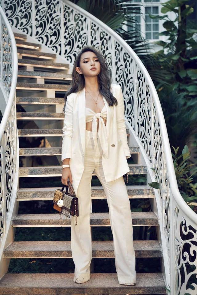 Tín đồ thời trang Việt cũng đặc biệt yêu thích xu hướng thời trang này. Châu Bùi thể hiện vẻ gợi cảm khi kết hợp mẫu áo thắt nơ nổi bật cùng suit trắng phom dáng oversized. Chiếc túi xách họa tiết giúp tạo điểm nhấn cho set đồ tông màu trung tính. 