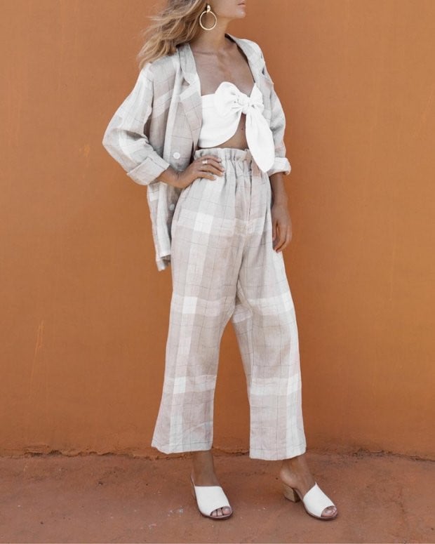 Những kiểu áo crop-top thắt nơ thường được các tín đồ thời trang kết hợp cùng suit kẻ ô. 