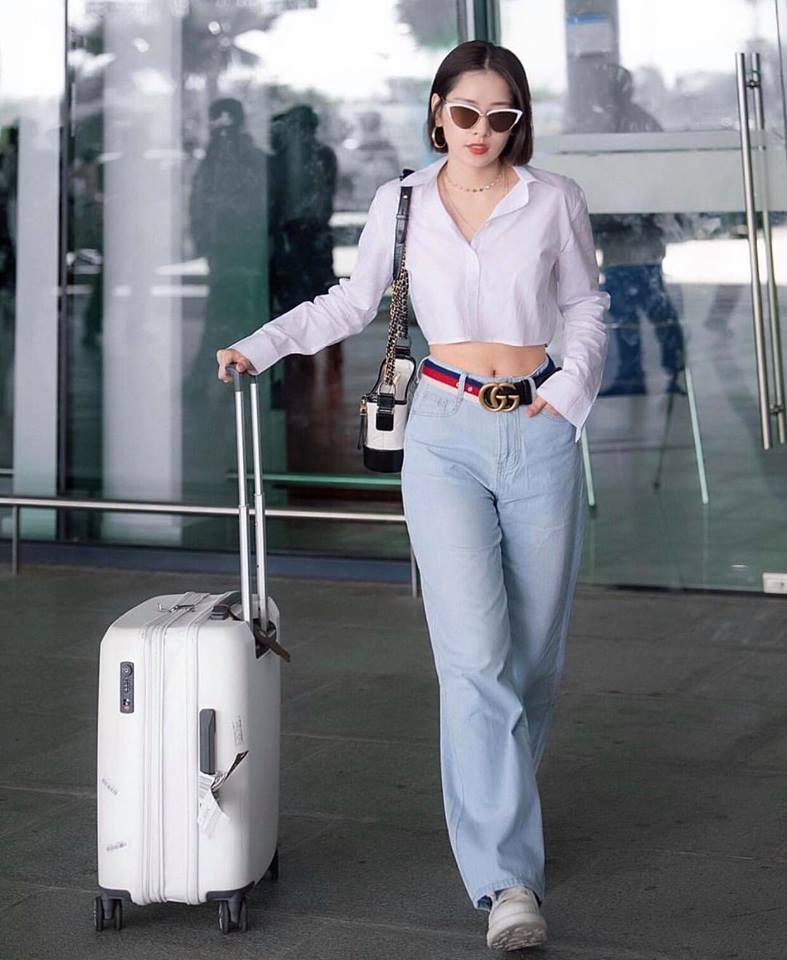 Chipu có phong cách thời trang đa dạng trong đó sự kết hợp ăn ý giữa áo sơ mi dài tay crop-top trắng với quần xuông rất đơn giản nhưng giúp cô nàng cá tính hơn và gây chú ý.    