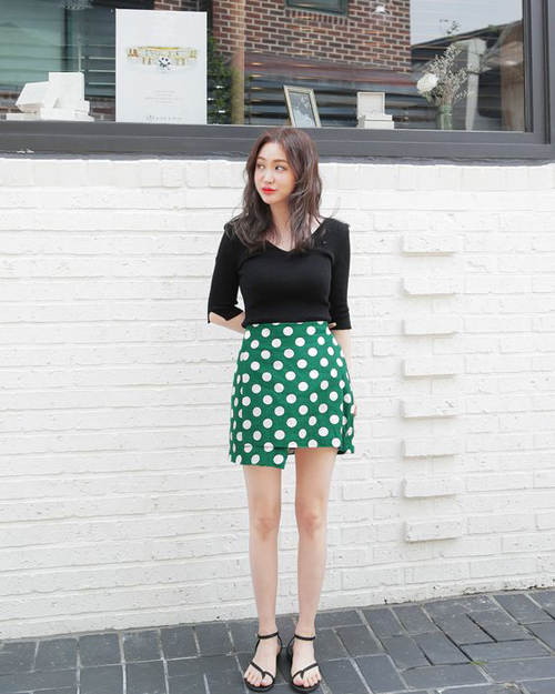 Khi mix Shbet999 com đăng nhập, các cô nàng sành điệu thường chọn váy chấm bi đi cùng các kiểu áo trơn để cân bằng cho tổng thể.    