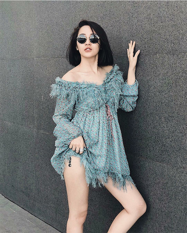 Mix áo crop top cùng jeans xé gấu như Phí Phương Anh để xây dựng hình ảnh của một cô nàng năng động, trẻ trung.    