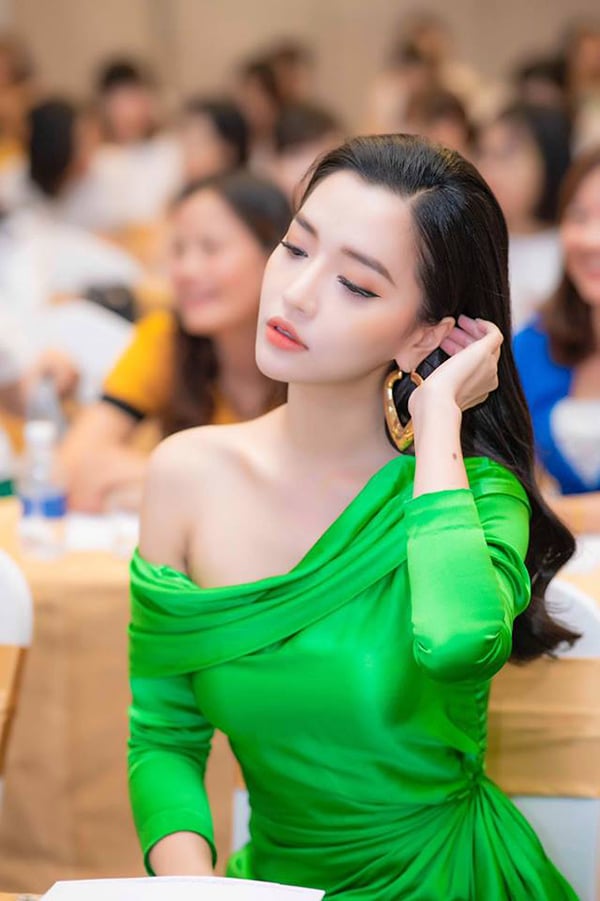 Các mẫu váy đi tiệc cũng được tạo điểm nhấn khoe vai thon cho các nàng. Nếu sở hữu Mừng SHBET phiên bản mới 2025 trắng ngần như Bích Phương, bạn gái có thể sử dụng áo tông xanh lá để tôn ưu điểm.