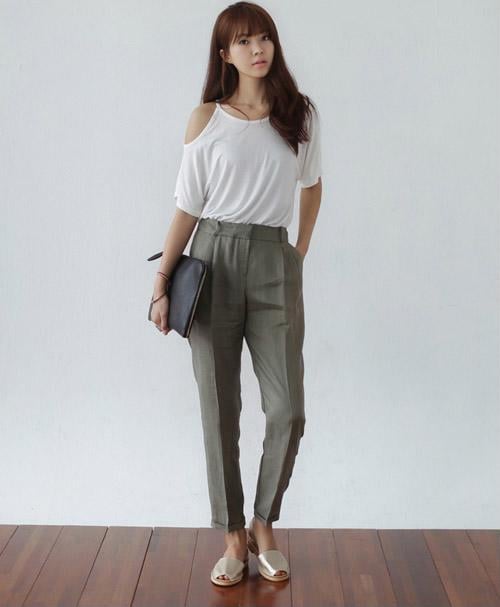 Chẳng cần phải phối đồ rườm rà, bạn chỉ cần một chiếc áo thun trắng có khoét vai là đủ 