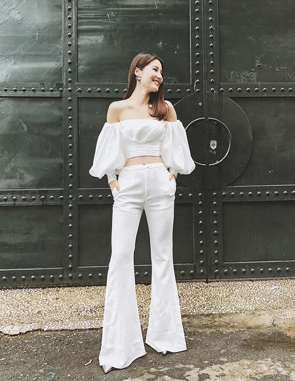 Áo tay bồng của Diễm My dễ dàng phối hợp với các kiểu quần loe, skinny, chân váy jeans, váy chữ A dáng ngắn.    