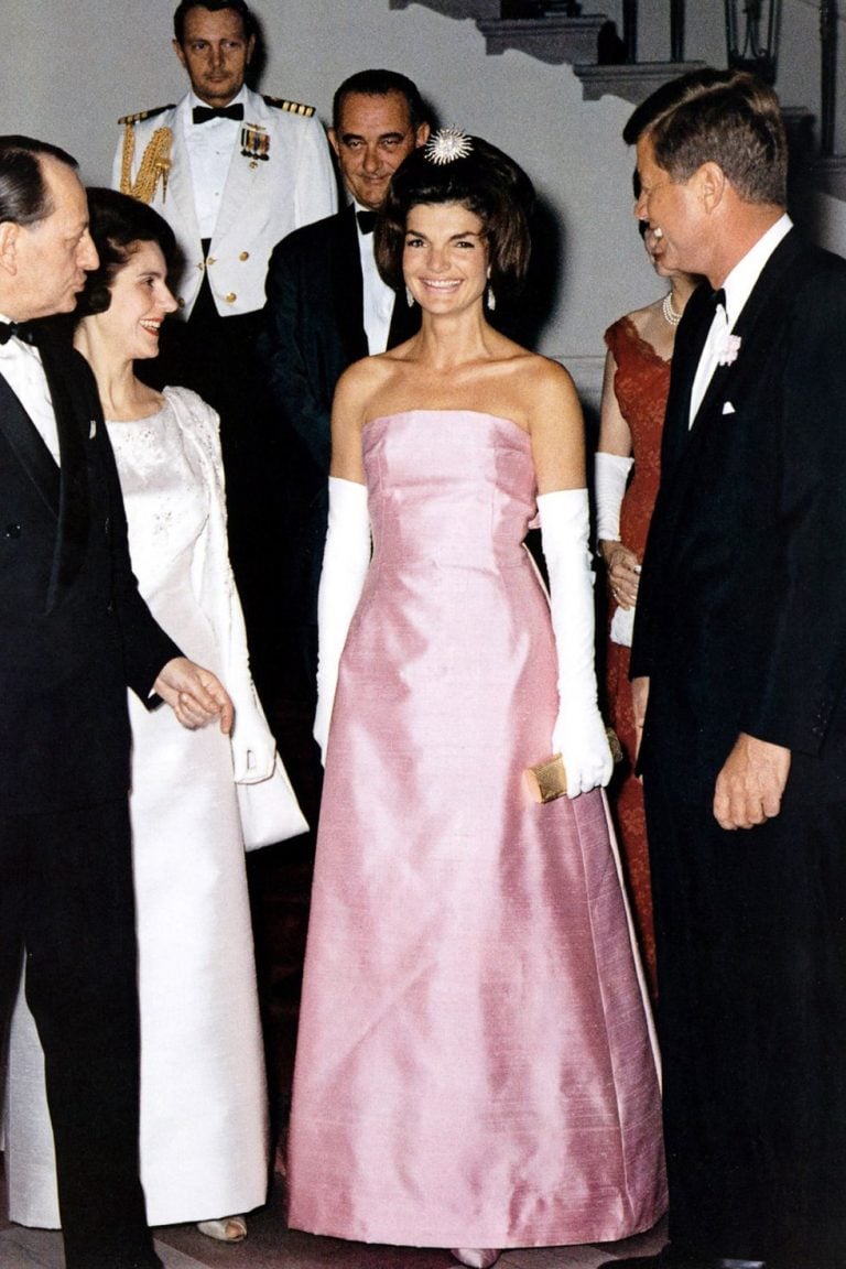 Trong các sự kiện trang trọng, hình ảnh thường thấy của phu nhân Jackie Kennedy chính là thiết kế đầm quây khoe khéo bờ vai trần đi cùng bảng màu nổi bật và chất liệu vải bóng. Đây được coi là một sự lựa chọn táo bạo vào thời điểm những năm 60 tại Mỹ, giúp bà trở thành biểu tượng thời trang được phái nữ yêu mến và học hỏi.     