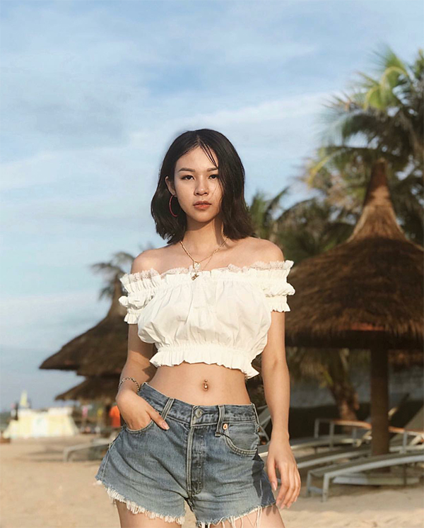Mix áo crop top cùng jeans xé gấu như Phí Phương Anh để xây dựng hình ảnh của một cô nàng năng động, trẻ trung.    