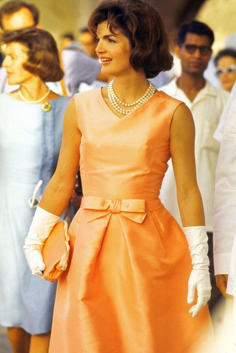 Một điều dễ dàng nhận thấy ở phong cách thời trang của phu nhân Jackie Kennedy chính là những đôi găng tay màu trắng và kiểu túi cầm tay cổ điển. Tuỳ theo tính chất sự kiện mà bà có những sự phối hợp khác nhau. 