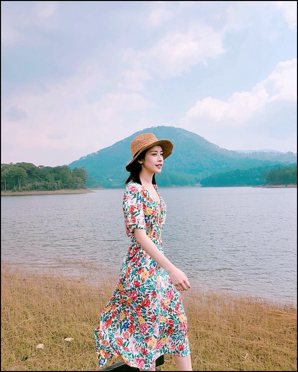  Nếu bạn hỏi xu hướng khó mặc nhất hè 2018 này là gì, thì câu trả lời chính là váy đồng cỏ hay còn có thể gọi là váy hoa kiểu bà ngoại. Và cô nàng Chi Pu cũng không bỏ qua xu hướng HOT này    