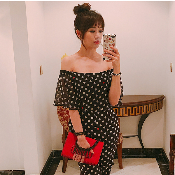 Phong cách gợi cảm và nhẹ nhàng cho các quý cô chuộng Shbet999 com đăng nhập dòng retro. Hari Won chọn thêm clutch Dior để phối cùng bộ cánh trắng đen.    