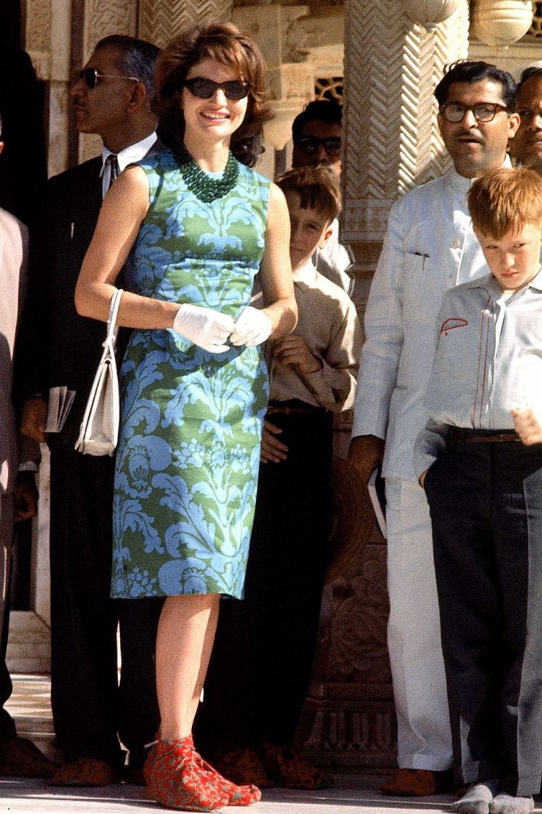 Cuối năm 1962, thời trang của bà ngày càng có nhiều chuyển biến rõ rệt. Bà không ngại thử nghiệm những xu hướng mới và cách kết hợp Shbet999 com đăng nhập độc đáo. Tiêu biểu là sự phối trộn hai gam màu tưởng chừng như đối nghịch trên mẫu váy họa tiết hoa xanh ngọc và kiểu giày vải in hoa màu đỏ. 