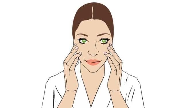 Nhẹ nhàng úp lòng bàn tay vào mặt và di chuyển từ trung tâm gương mặt ra phía ngoài. Dùng đầu ngón tay massage theo vòng tròn từ trong ra ngoài, từ ngoài vào trong cho tinh dầu thẩm thấu đều vào da.    