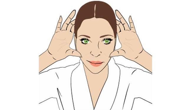 Để giúp gương mặt thon gọn, bạn dùng mặt bên của ngón tay cái miết dọc xương gò má hướng từ dưới lên trên. Lặp lại động tác 6 lần.    