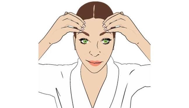Để giúp xóa vết nhăn vầng trán, bạn dùng 4 đầu ngón tay đặt ở giữa trán rồi miết ra hai bên, kết thúc ở huyệt thái dương 2 bên. Lặp lại động tác 6 lần.    