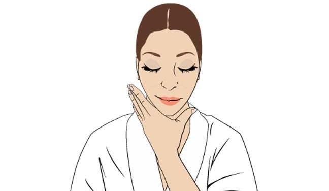 Thoa tiếp một ít tinh dầu vào lòng bàn tay rồi áp lòng bàn tay lên cổ và miết từ cằm hướng xuống cổ. Bước này sẽ giúp làm săn chắc vùng da cổ. Lưu ý, mỗi bên lặp lại động tác 6 lần.    