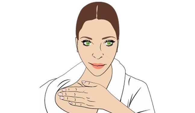 Miết lòng bàn tày từ xương quai xanh trái sang xương quai xanh phải. Lặp lại động tác 3 lần mỗi bên.    