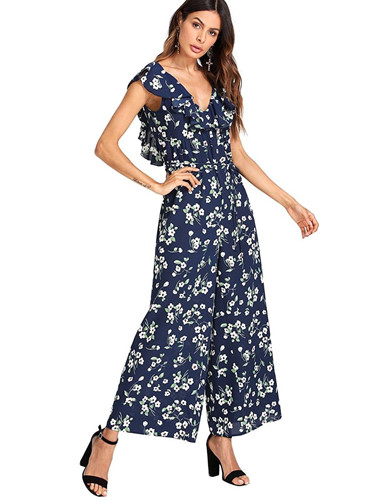 Jumpsuit hoa nhí trắng nền xanh điệu đà.  