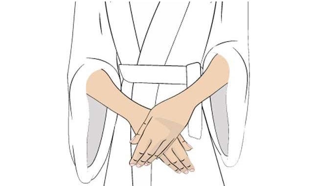 Miết lòng bàn tày từ xương quai xanh trái sang xương quai xanh phải. Lặp lại động tác 3 lần mỗi bên.    
