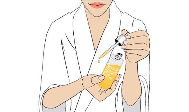 Bạn cần nhỏ 3 - 4 giọt tinh dầu massage mặt vào lòng bàn tay. Sau đó chà xát hai lòng bàn tay với nhau để làm ấm tinh dầu.    