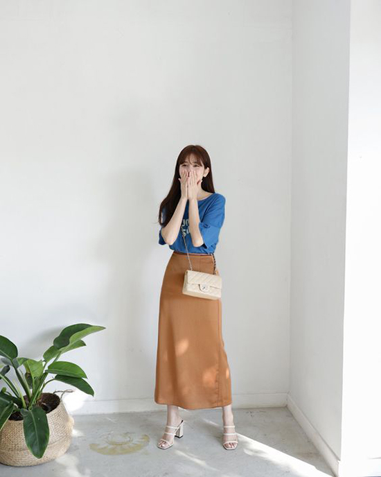 Sau thời gian lăng xê áo thun trắng, thun đen đơn giản, các tín đồ thời trang bắt đầu làm mới phong cách bằng những kiểu áo thun bắt mắt.    