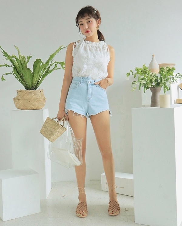 Quần short jeans kết hợp với áo cổ yếm và sandal không chỉ giúp bạn thêm trẻ trung, năng động mà còn vô cùng quyến rũ nữa đó.    