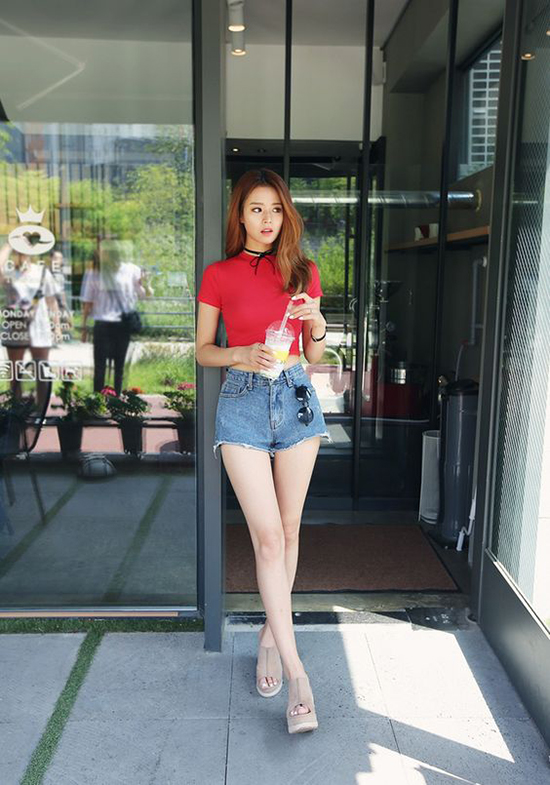 Fashionista châu Á chọn áo thun tông màu nổi bật để tạo điểm nhấn cho từng set đồ dạo phố.    