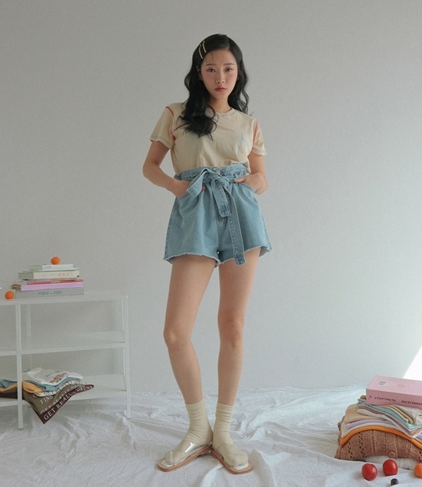 Một chiếc áo thun trơn đơn giản nhưng không hề nhàm chán khi được phối cùng quần short thắt nơ trẻ trung.    