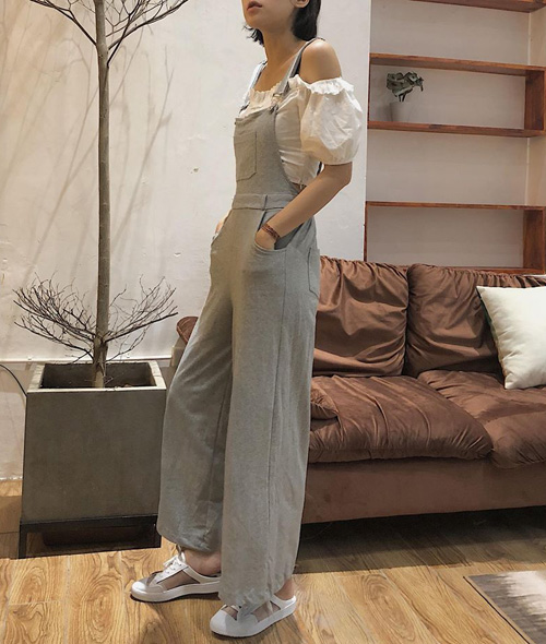 Xu hướng quần yếm năm nay thường là kiểu dáng quần suông rộng, tạo cảm giác thoải mái và cũng giúp đôi chân của người mặc trông dài hơn.  