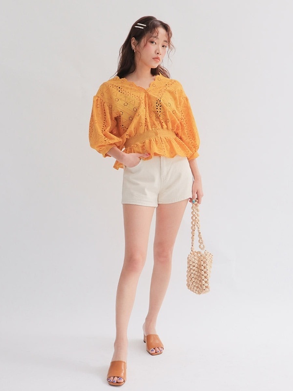 Diện quần short cùng áo ren đục lỗ là bạn sẽ có ngay một set đồ vừa thời trang vừa nổi bật. Bạn nên kết hợp với đôi mule và túi xách để trông năng động và cá tính hơn.    