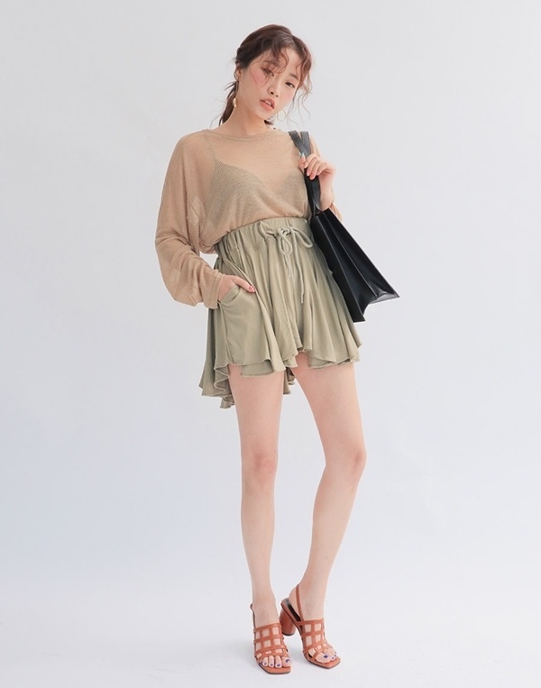 Set đồ quần short buộc dây, áo xuyên thấu sơ vin và sandal tạo diện mạo dễ thương và trẻ trung cho chị em.    