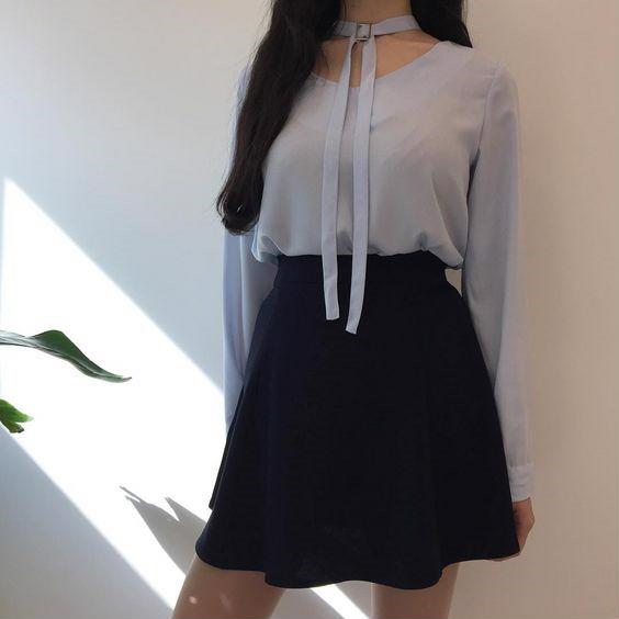 Áo sơ mi voan trơn không họa tiết được dịp tận dụng trong mùa hè khi phối với chân váy xòe mini. Không quá cầu kỳ nhưng vừa đủ nữ tính và kín đáo cho nàng công sở.    
