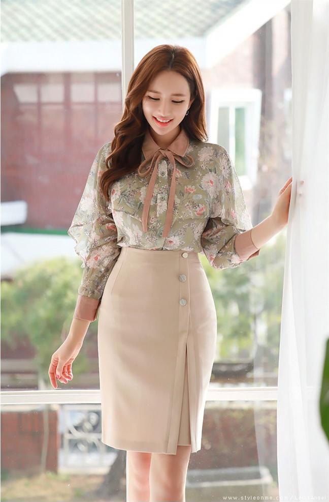 Áo sơ mi viền nào, bạn nên ưu tiên phối cùng chân váy viền cùng màu hoặc gần giống màu nhất, để đảm bảo cho sự hài hòa và cân xứng về màu sắc.     