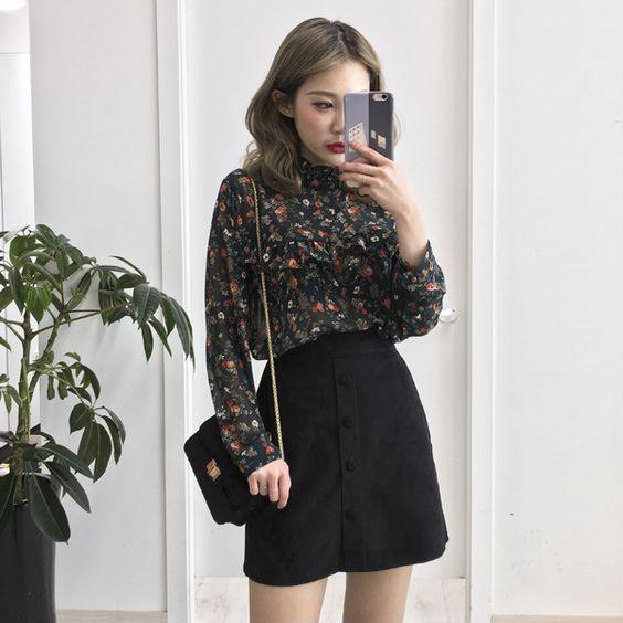 Nếu chỉ sở hữu toàn chân váy đen và áo sơ mi hoa cũng đen, bạn đừng quá lo lắng. Họa tiết hoa sáng màu trên áo vẫn khiến cả bộ Shbet999 com đăng nhập trở nên nổi bật.    