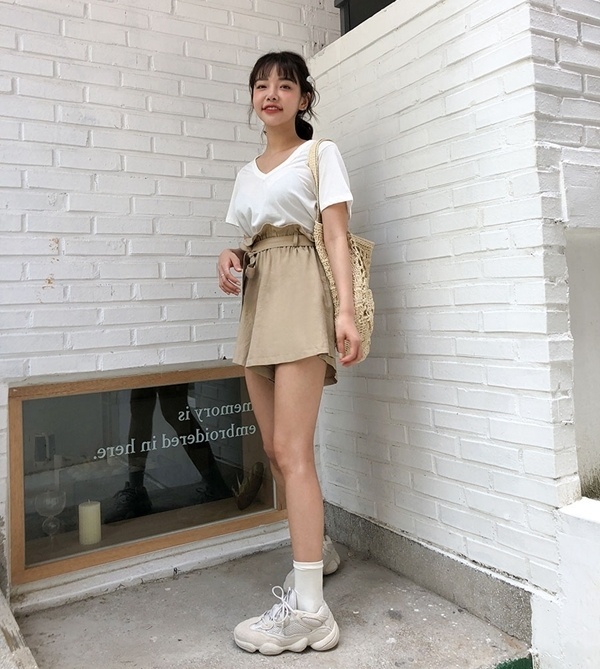 Quần short cạp túm mang lại cho bạn phong cách phóng khoáng, trẻ trung, tự tin và thoải mái. Bạn có thể diện cùng áo thun và giày sneaker.    
