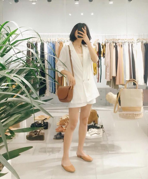 Cách diện blazer tay ngắn theo cả set gồm áo và quần shorts hoặc váy cũng được các cô nàng yêu thích vì trông vừa thanh lịch, vừa trẻ trung.    