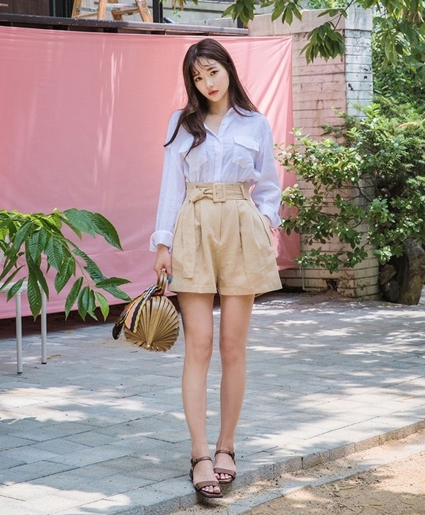 Áo sơ mi cùng quần short có thắt lưng kết hợp túi cói và sandal là gợi ý hoàn hảo cho những cô nàng yêu thích phong cách vintage.    