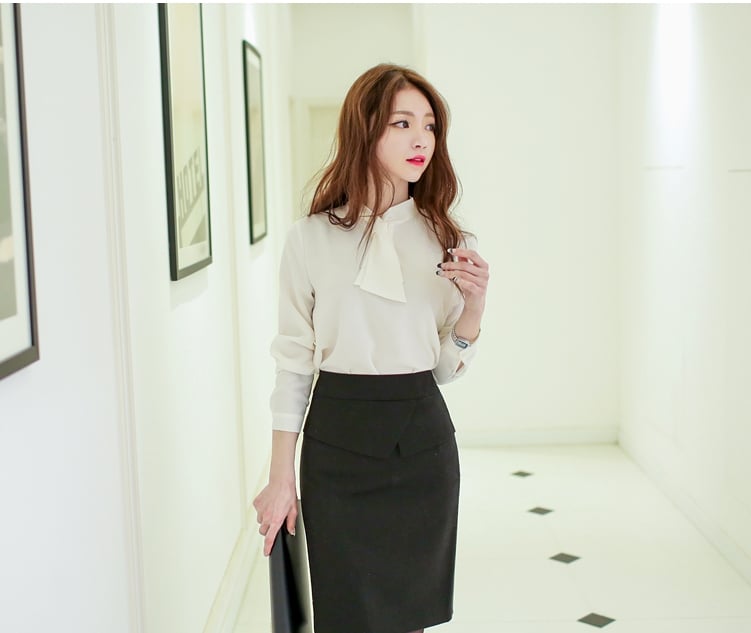 Phần lớn áo sơ mi trắng nào cũng đều cực kỳ hợp với chân váy đen.    