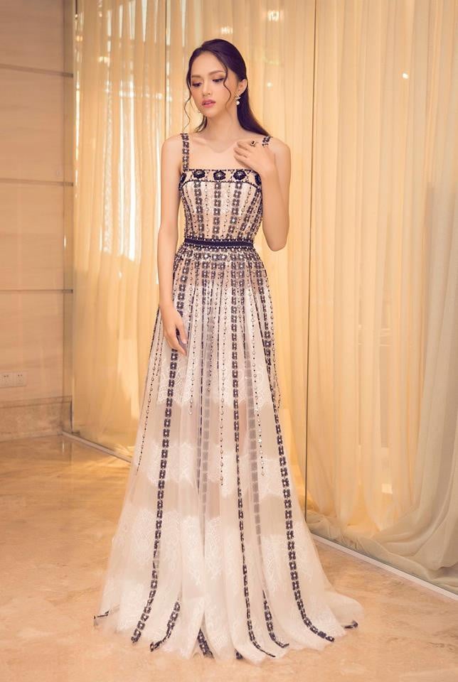 Diện đầm dài thướt tha, Hương Giang chọn cho mình lối makeup nhẹ nhàng tông nude nền nà và Link Vào SHBET88 Mới Nhất buộc nửa buông lơi vài lọn tự nhiên.    