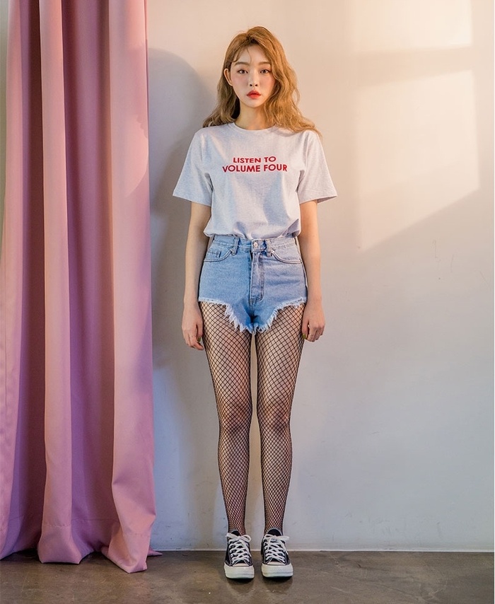 Nét gợi cảm của tất lưới dung hòa cùng sự khỏe khoắn, trẻ trung của quần short cắt gấu, áo thun và giày sneaker giúp bạn có bộ đồ vừa nữ tính nhưng cũng không kém phần tinh nghịch.    