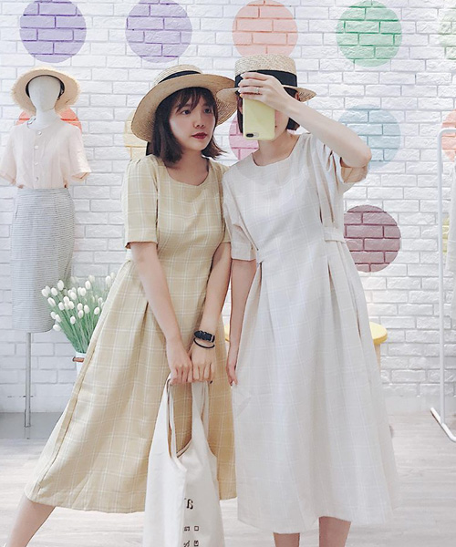 Các cô gái cũng ưa chuộng váy có có phần tay bồng, thân dưới xòe nhẹ tạo cảm giác cổ điển như các quý cô thập niên 80.  