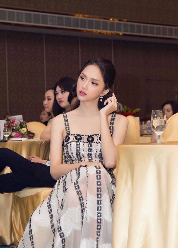 Nàng hậu không dùng quá nhiều phụ kiện mà chỉ chọn đeo 1 đôi khuyên tai đơn giản của Chanel.    