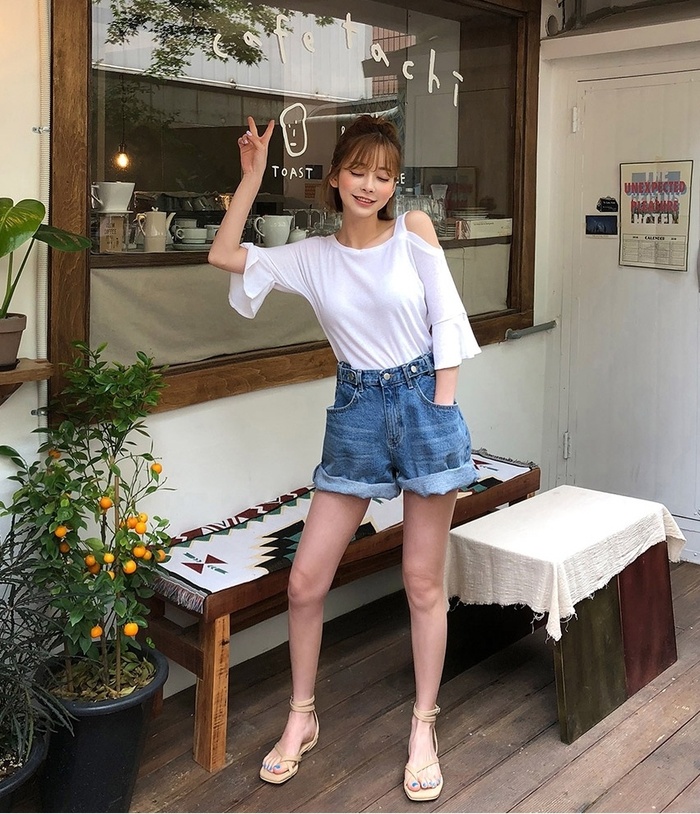 Nếu bạn muốn mình trông dịu dàng và quyến rũ hơn một chút, bạn có thể mix quần short xắn gấu cùng áo hở vai và sandal. Set đồ này vừa tôn dáng vừa giúp nàng khoe khéo bờ vai trần.    